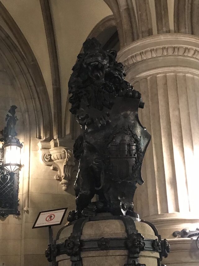 Black lion statue in the Rathaus building